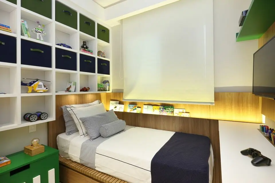 iluminação de led na cama e armário com nichos de madeira 