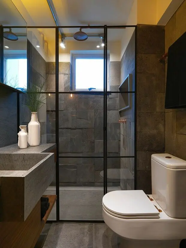 janela para banheiro - ambiente com revestimento cinza e prateleira comum 
