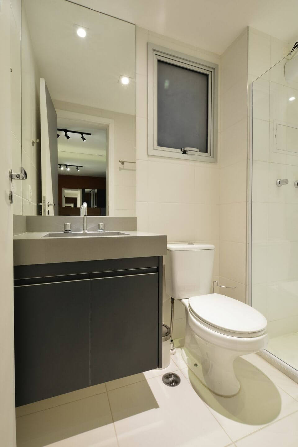 janela para banheiro - banheiro branco com cuba esculpida cinza 