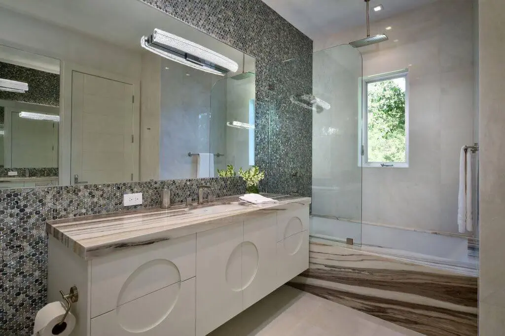 janela para banheiro - banheiro com banheira revestida de mármore 