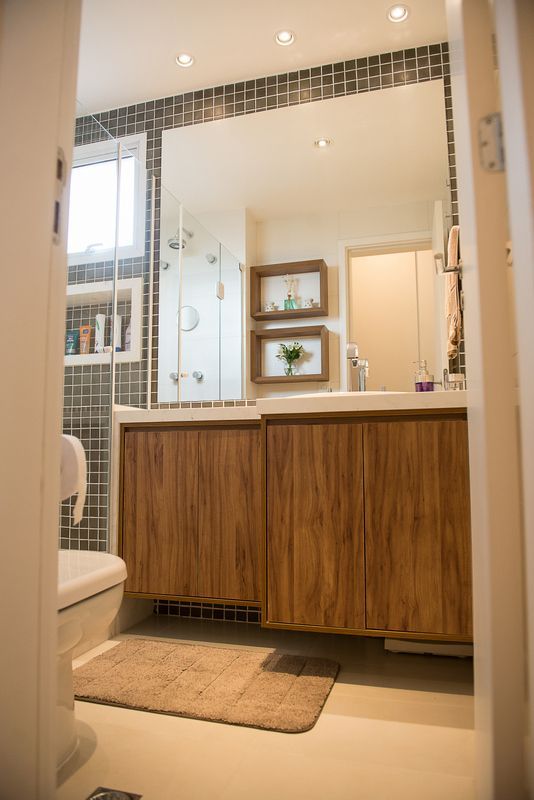 janela para banheiro - banheiro com gabinete de madeira 