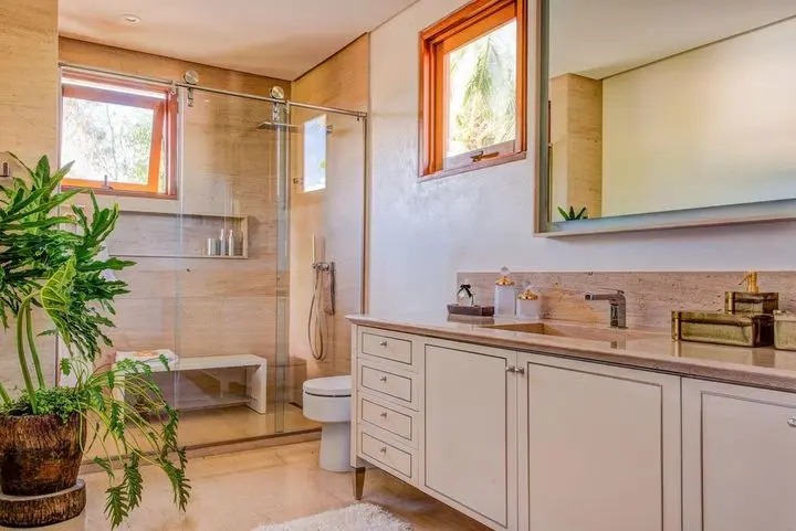 janela para banheiro - banheiro com móveis clássicos de madeira 