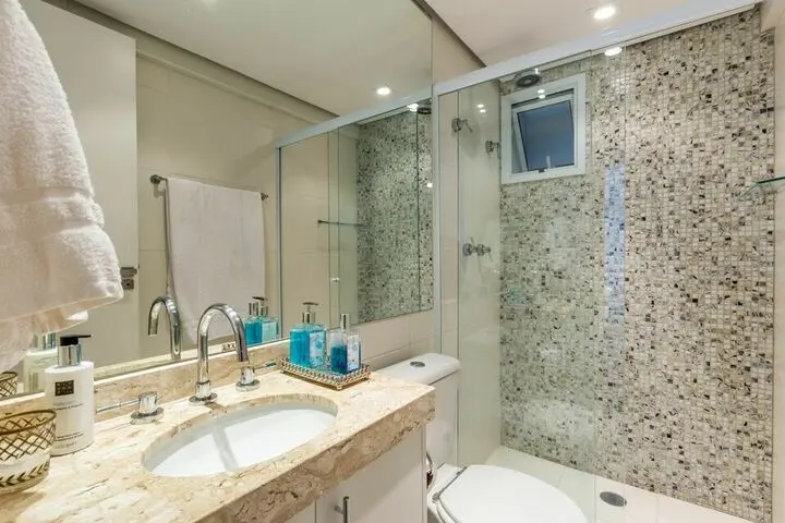 janela para banheiro - banheiro com pia de mármore 