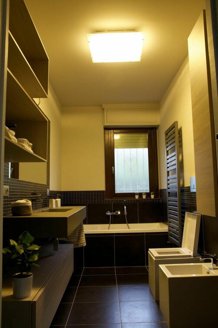 janela para banheiro - banheiro com pia quadrada marrom 