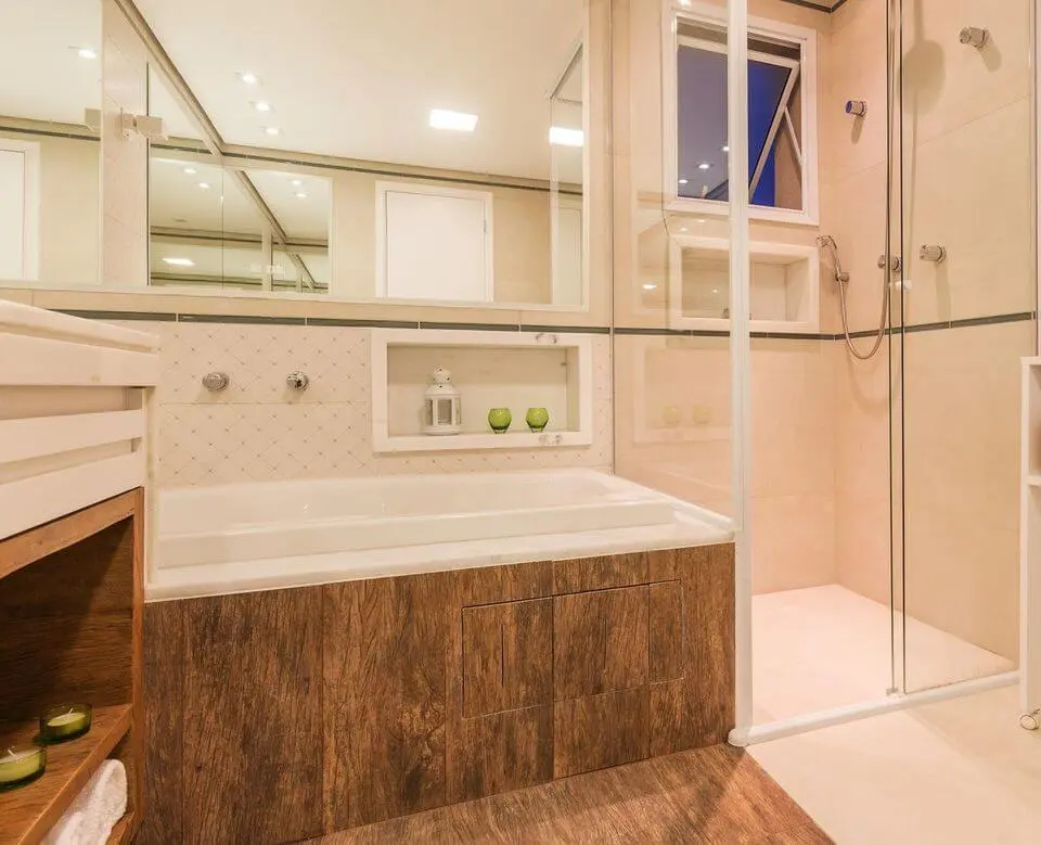 janela para banheiro - banheiro de suite com banheira revestida em lâmina de madeira