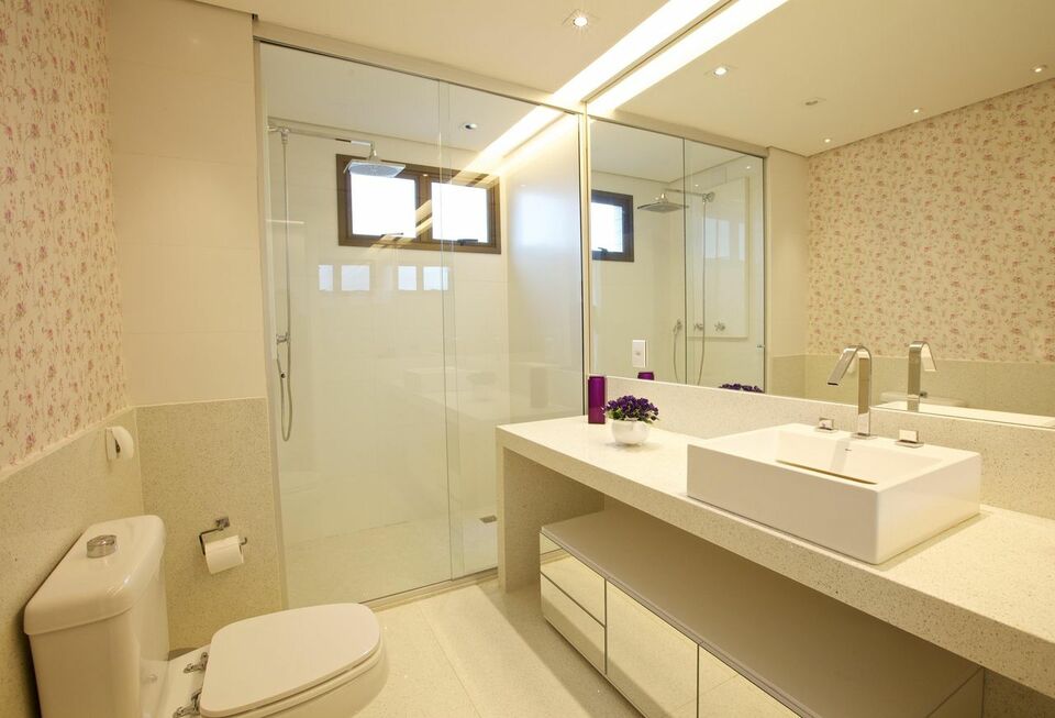 janela para banheiro - banheiro simples com papel de parede florido 