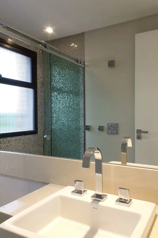 janela para banheiro - parede espelhada e cuba branca 