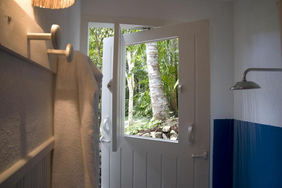 janela para banheiro - porta branca com janela em banheiro 
