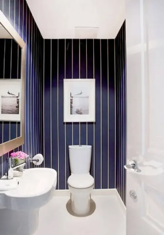 lavabo pequeno decorado com papel de parede listrado azul marinho Foto Simples Decoração