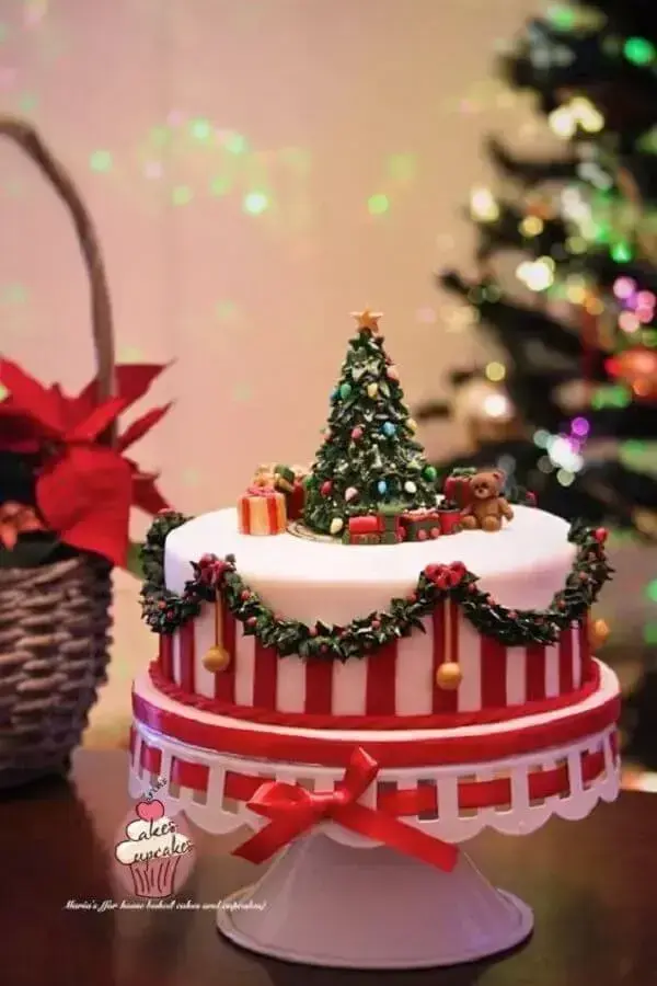 lindo bolo de natal decorado com pasta americana com árvore de natal no topo Foto CakesDecor