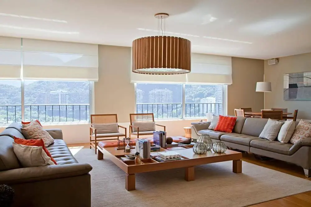 lustres simples - sala de estar com lustre de madeira e tapete bege 