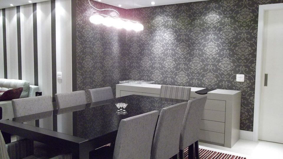 lustres simples - sala de jantar com papel de parede de arabescos