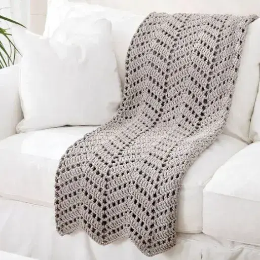 manta de crochê - manta cinza em sofá 
