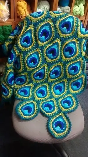 manta de crochê - manta com desenhos de pavão 