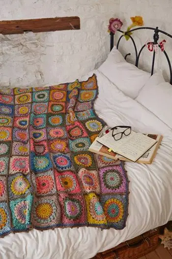 manta de crochê - manta de crochê colorida em cama 