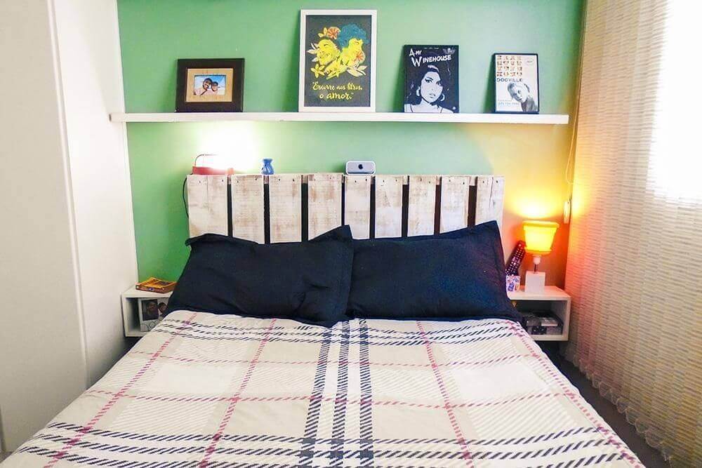 melhor travesseiro - cama de quarto de solteiro com cabeceira de pallet 