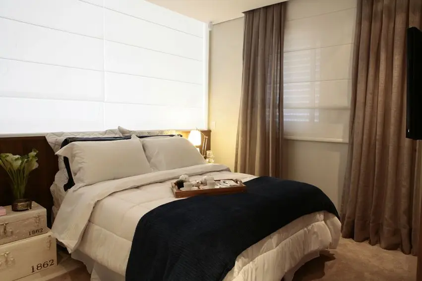 melhor travesseiro - cortinas marrom em quarto de casal clássico 