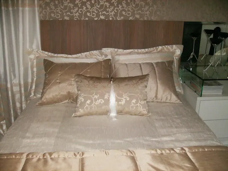 melhor travesseiro - detalhes de cama de quarto de casal clássico 