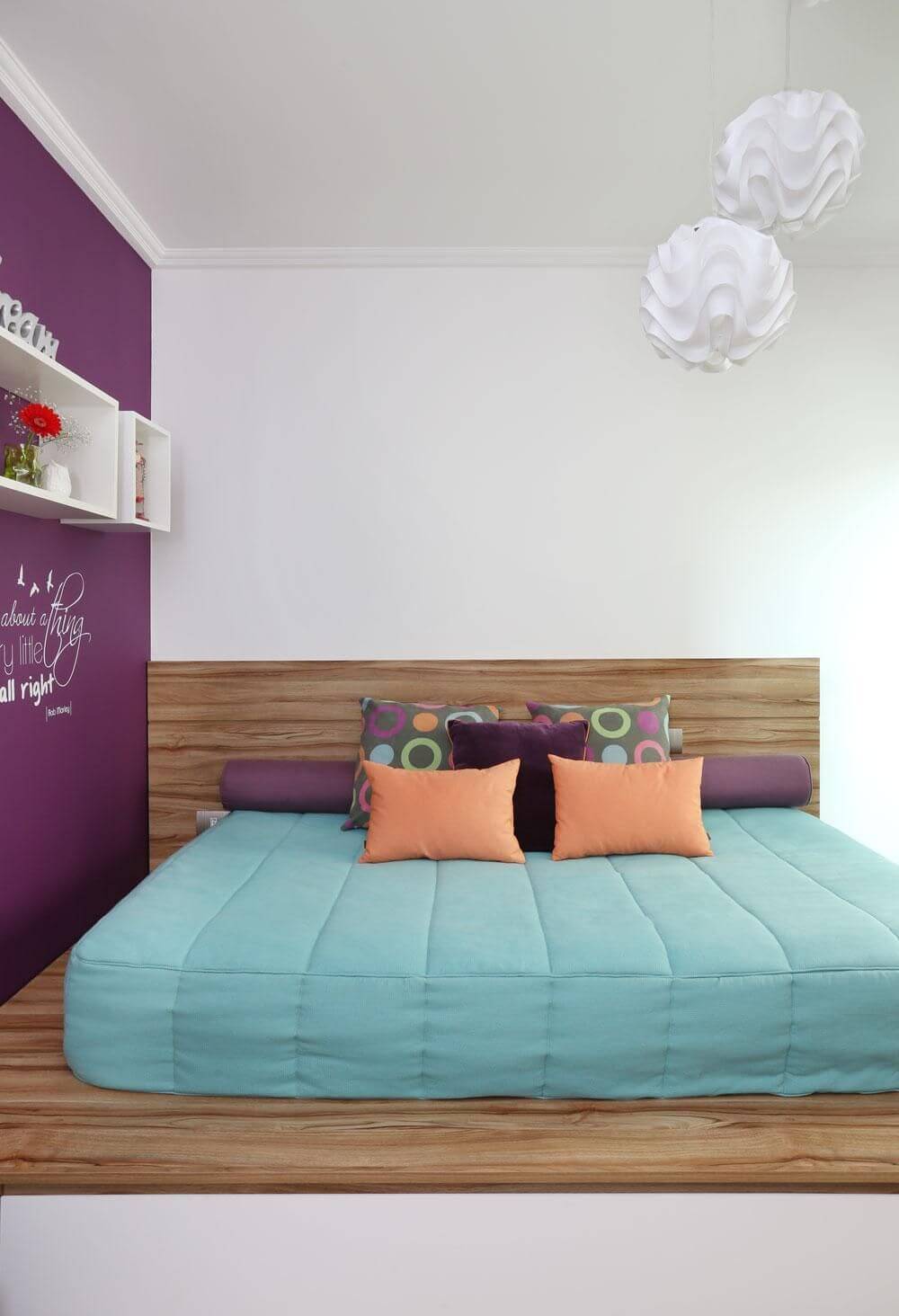 melhor travesseiro - parede com pintura roxa e nichos de madeira branca 