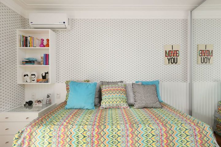 melhor travesseiro - quarto colorido com jogo de cama colorido 