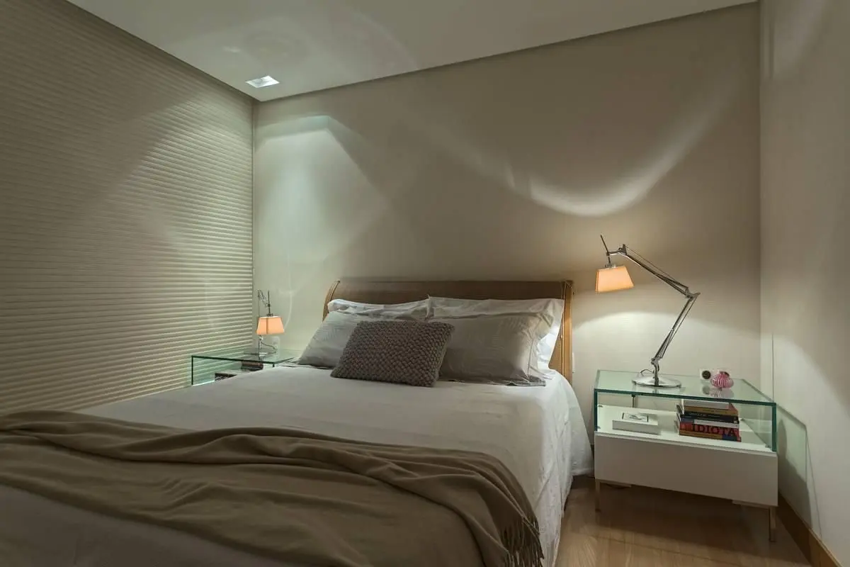 melhor travesseiro - quarto de casal com luminária na lateral da cama 
