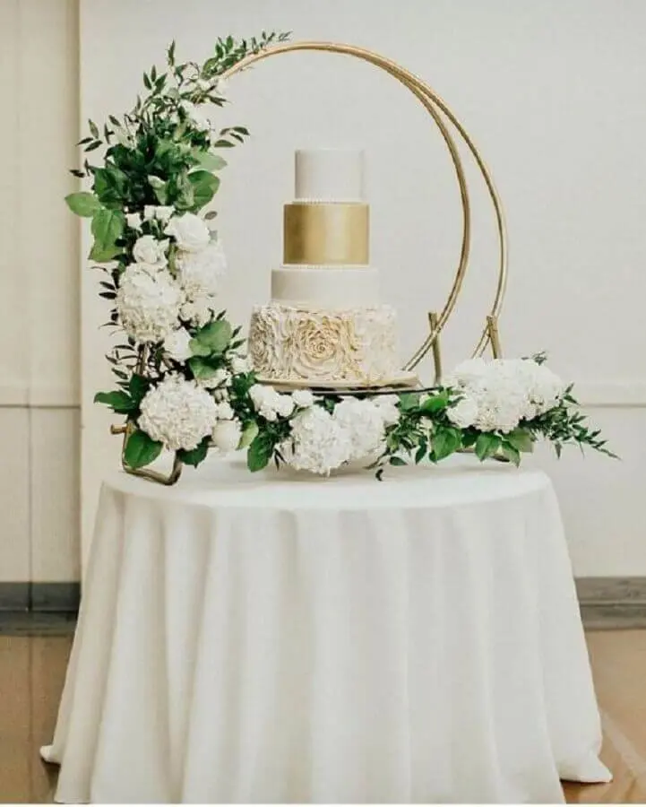 mesa de bolo moderna em mini wedding Foto Decoração 24