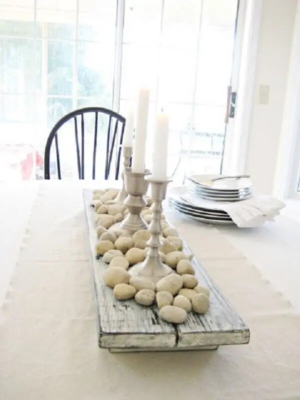 mesa decorada com castiçais antigos Foto Pinterest