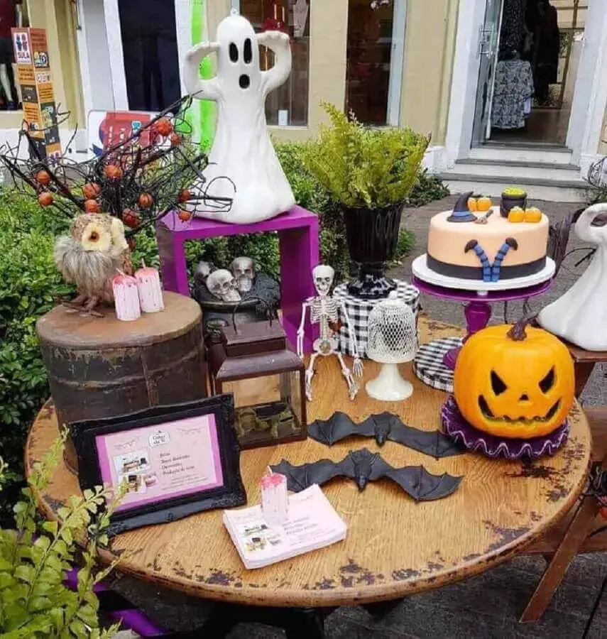 mesa dia das bruxas decorada com jack-o-lantern e fantasma de brinquedo Foto Cakes da Fê