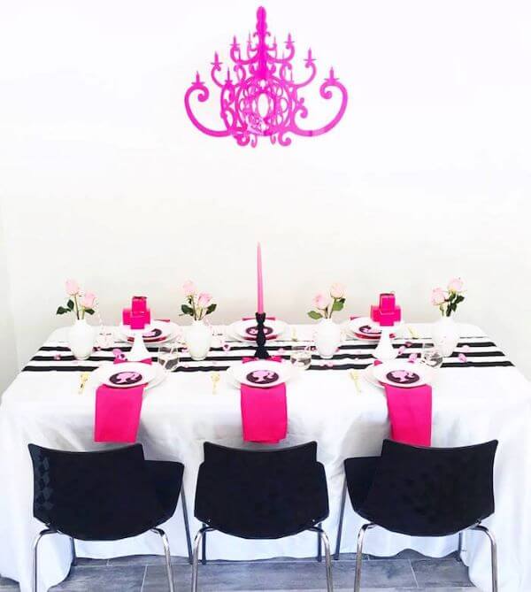Mesa para festa da barbie preto, branca e pink