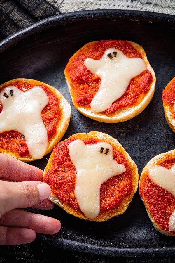 mini pizza decorada para festa de dia das bruxas Foto Pinterest