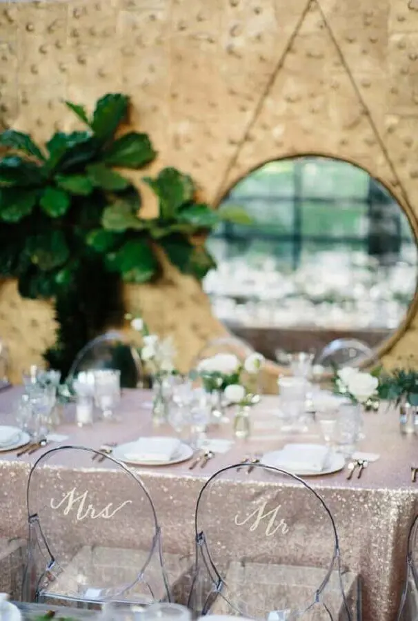 mini wedding moderno decorado com toalha prata e cadeira de acrílico Foto 100 Layer Cake