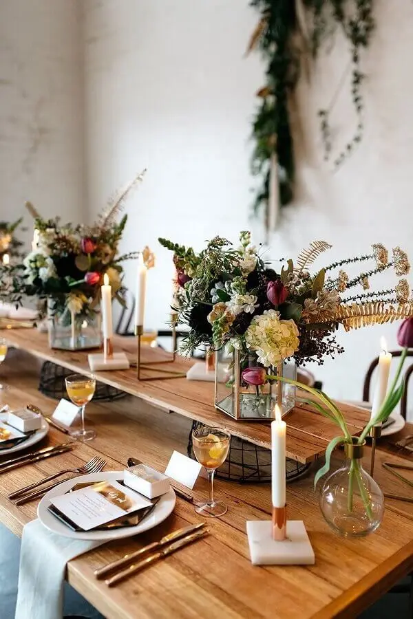 mini wedding rústico decorado com arranjo de flores em suporte de vidro moderno Foto Manuela Jurado Salon