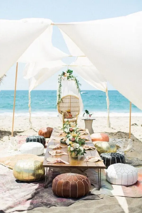 mini wedding rústico na praia decorado com puffs redondos Foto Pinterest