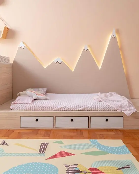 móveis montessorianos - cama montessoriana com desenho de montanha 