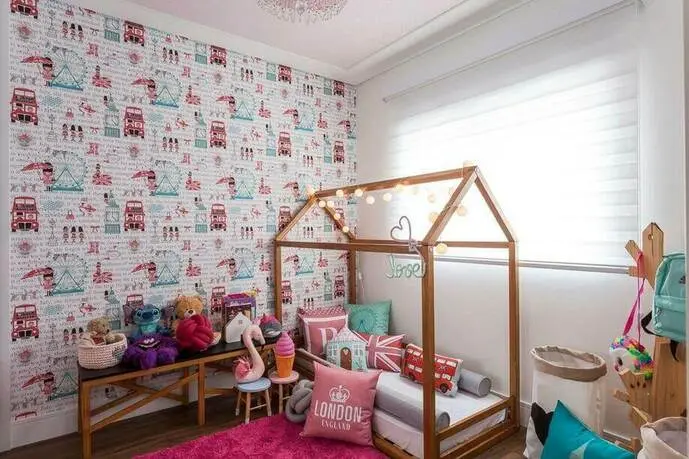 móveis montessorianos - papel de parede feminino e tapete de pelinho rosa 