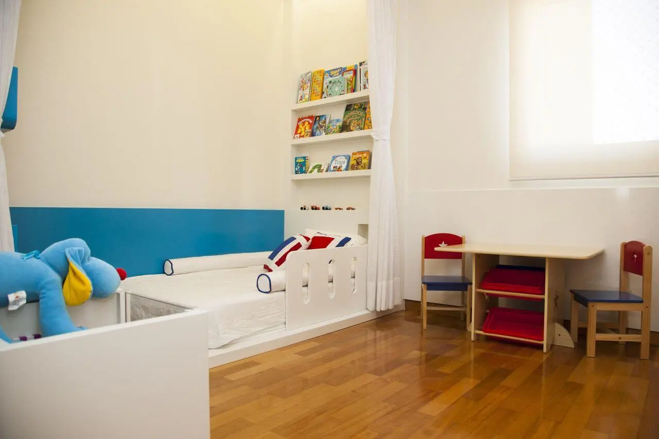 móveis montessorianos - quarto montessoriano com cadeiras coloridas 