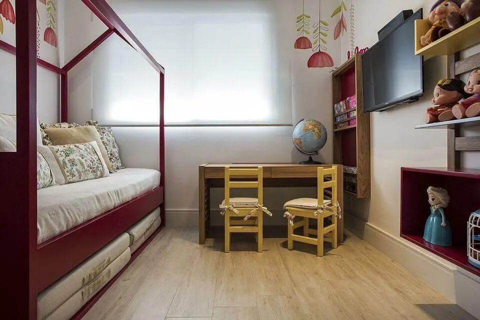 móveis montessorianos - quarto montessoriano com cama vermelha 