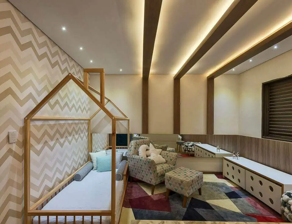 móveis montessorianos - quarto montessoriano e papel parede chevron marrom 