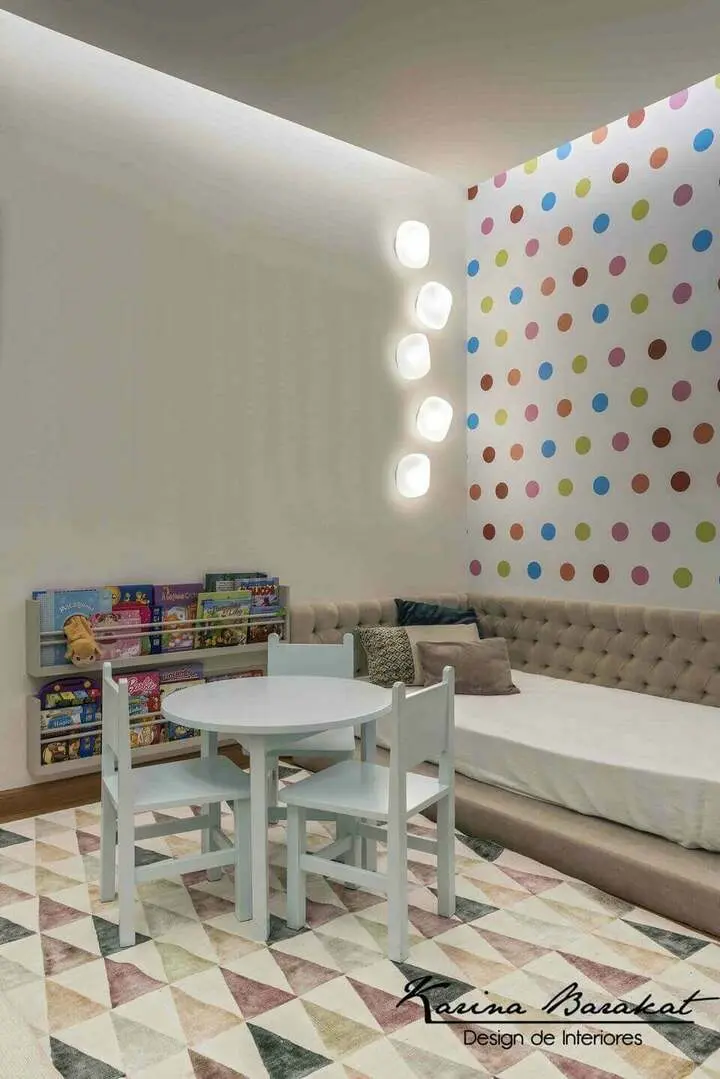 móveis montessorianos - tapete geométrico e papel de parede com bolinhas 