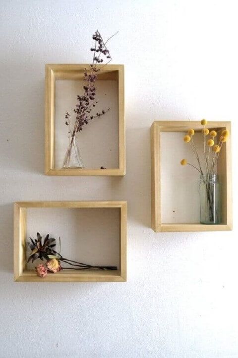 nichos de madeira com vasos de plantas simples 