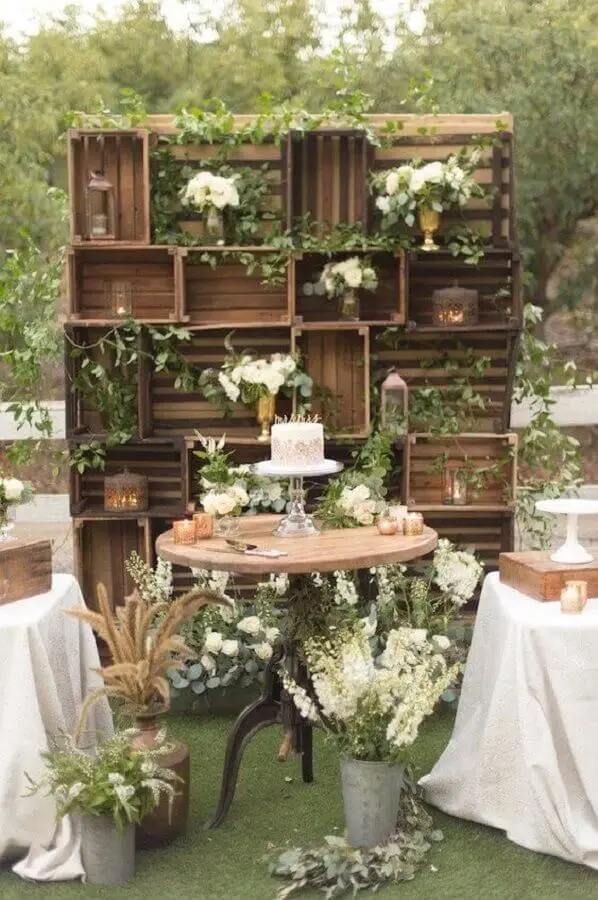 painel de caixote de madeira para mini wedding rústico Foto BlogoCosa