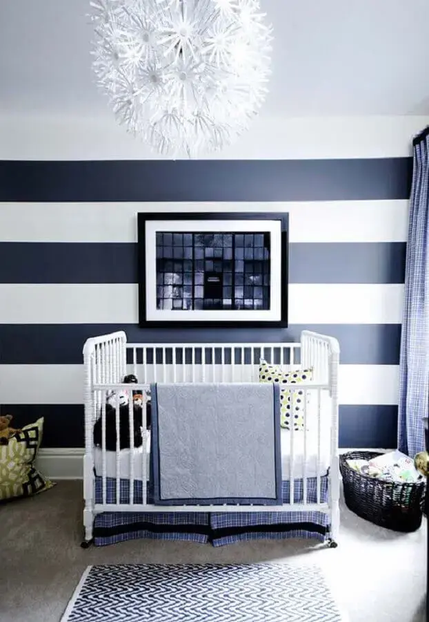 papel de parede azul marinho e branco listrado para decoração de quarto de bebê Foto Ideias Decor