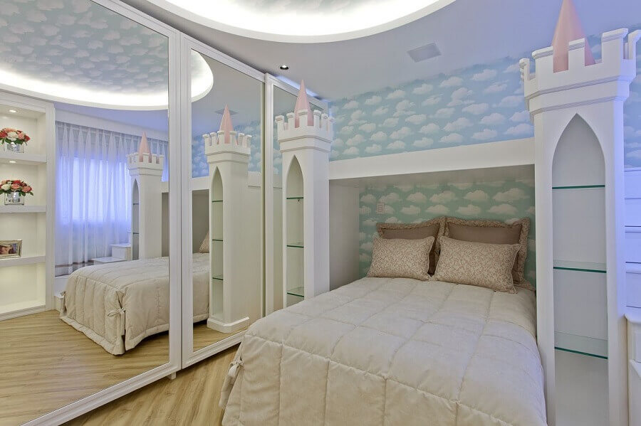 papel de parede infantil para quarto com cama em formato de castelo Foto Iara Kilaris