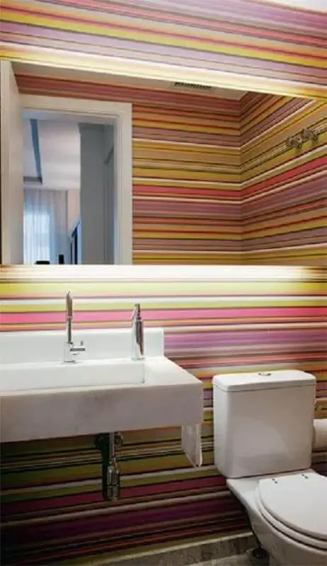 papel de parede listrado horizontal colorido para decoração de lavabo Foto Pinterest