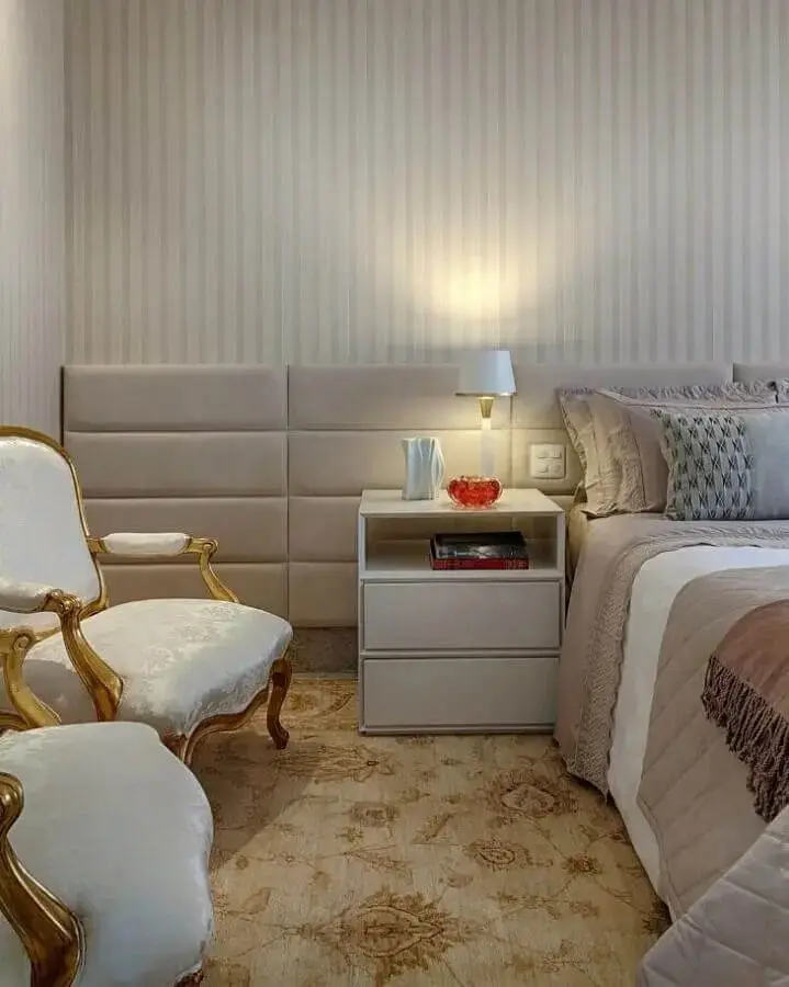 papel de parede listrado para decoração de quarto de casal com cabeceira estofada bege Foto Spaço Interior