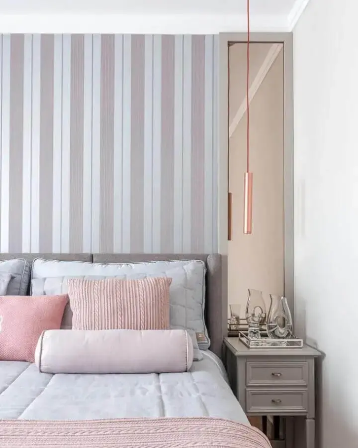 papel de parede listrado para decoração de quarto de casal pequeno Foto Spaço Interior