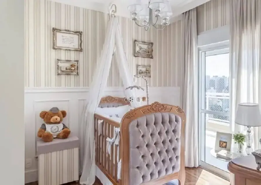 papel de parede listrado para quarto de bebê com berço capitonê Foto Débora Valente