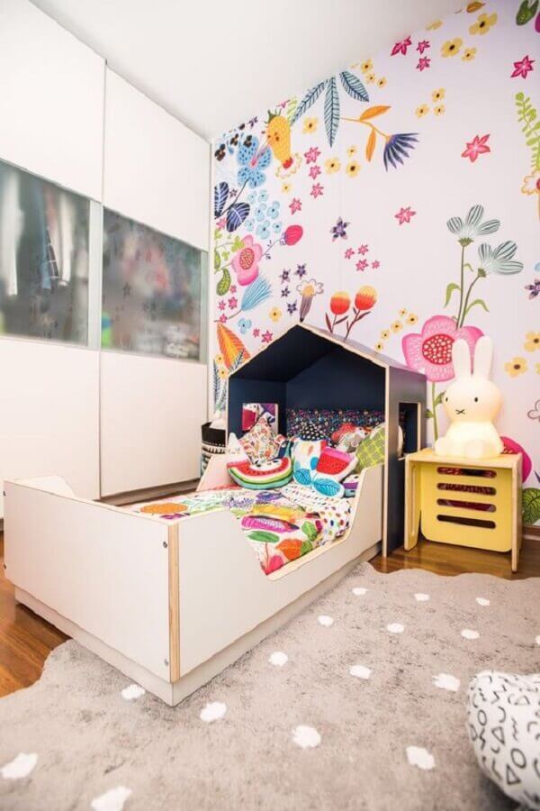 papel de parede para quarto infantil com estampa de flores coloridas Foto Mimoo Toys