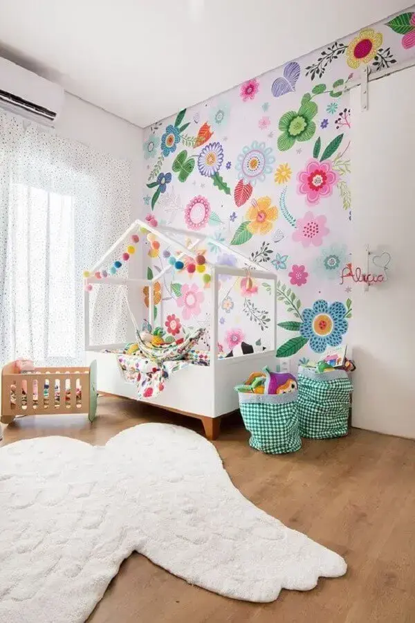 papel de parede para quarto infantil feminino decorado com tapete em formato de asa Foto Decoração de Casa