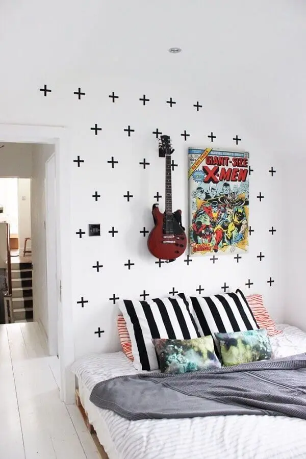 parede decorada com fita isolante pra quarto decorado com guitarra ma parede Foto Viajando no Apê